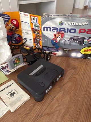 Nintendo 64 con caja y manuales