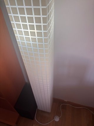 Lámpara de pie de rincón beige y blanca