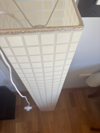 Lámpara de pie de rincón beige y blanca