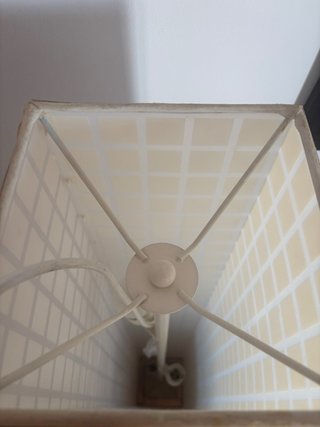 Lámpara de pie de rincón beige y blanca
