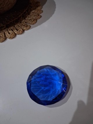 Pirámide Cristal Azul Tallado, base 10ctm.