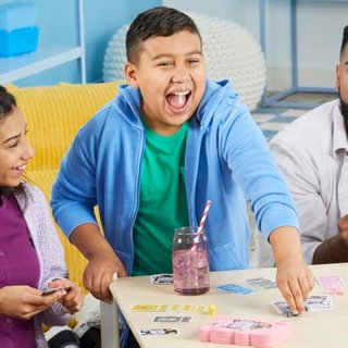 Hasbro Gaming Piggy Piggy, Juego de Cartas, 2 a 6 Jugadores, Planes al Aire Libre, Familia y Amigos, Regalo para Niños y Niñas de 7 Años o Más, Cerditos y Cabras