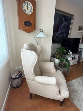 Butaca beige tela y madera