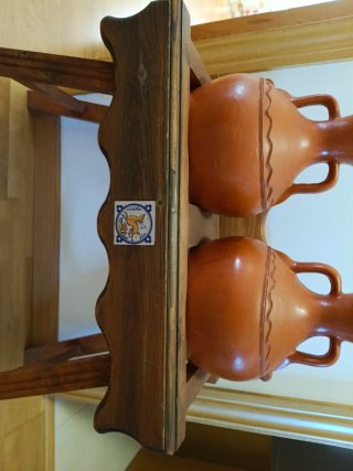 2 Cántaros de barro con soporte de madera