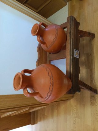 2 Cántaros de barro con soporte de madera