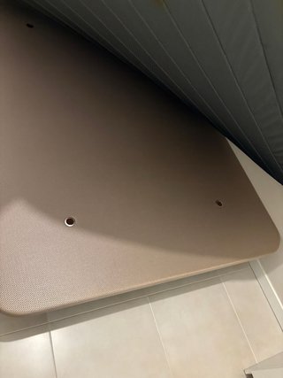 Somier tapizado beige con patas madera