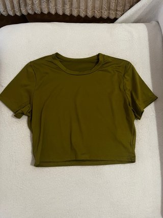 Falda larga verde con botones y top a conjunto