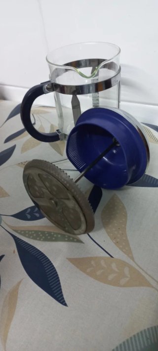 Cafetera de émbolo de cristal y metal