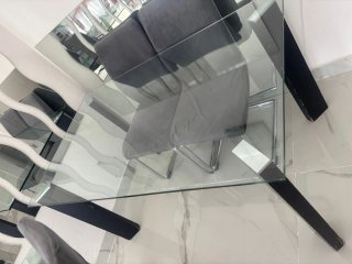Mesa de cristal y madera