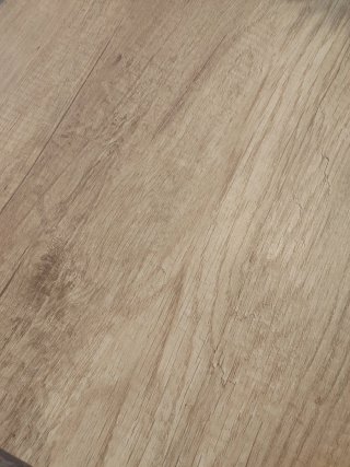 Mesa de centro de madera con halcón