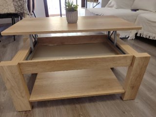 Mesa de centro de madera con halcón
