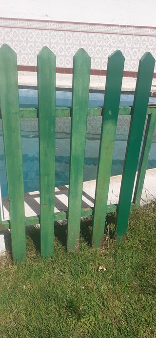Valla de hierro verde por tramos