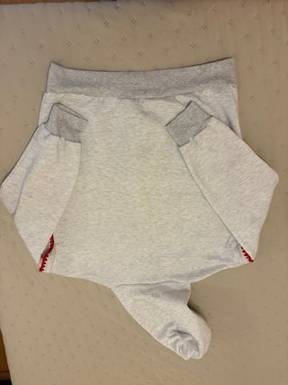 Sudadera gris con borde rojo