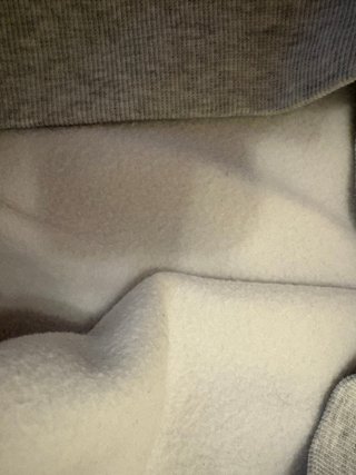 Sudadera gris con borde rojo