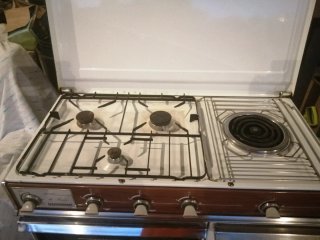 Cocina de gas con horno y vitrocerámica