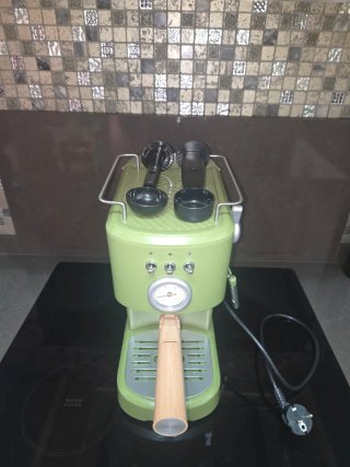 Cafetera verde estilo retro.cecotec.