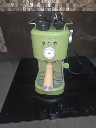 Cafetera verde estilo retro.cecotec.