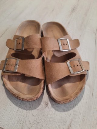 Sandalias de mujer beige y marrón