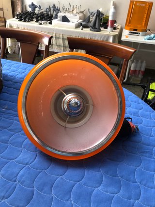 Lámpara de techo naranja y plateada
