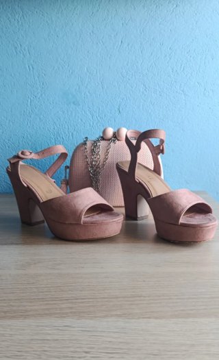 Sandalias y bolso de fiesta