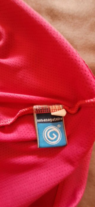 Camiseta sin mangas rosa con logo