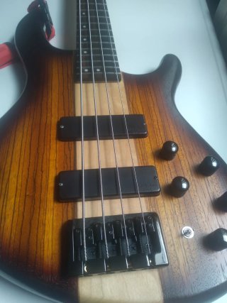 Cort C4 Plus Artisan Zbhm Bajo Eléctrico