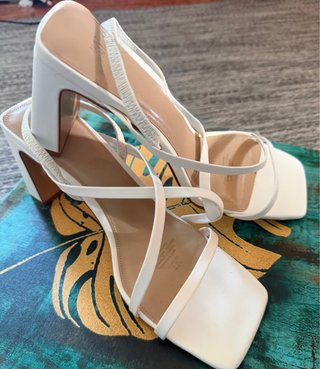 Sandalias blancas tacón cuadrado tiras finas