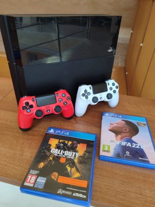 PS4 (PlayStation 4) con 2 mandos y 2 juegos