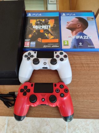 PS4 (PlayStation 4) con 2 mandos y 2 juegos