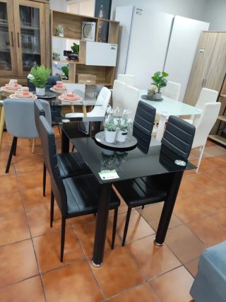 Mesa de comedor negra con 4 sillas