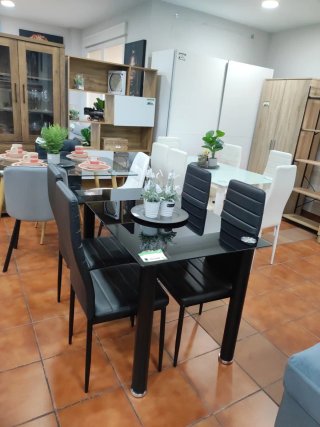Mesa de comedor negra con 4 sillas