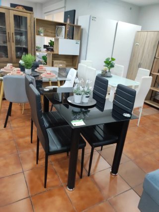Mesa de comedor negra con 4 sillas