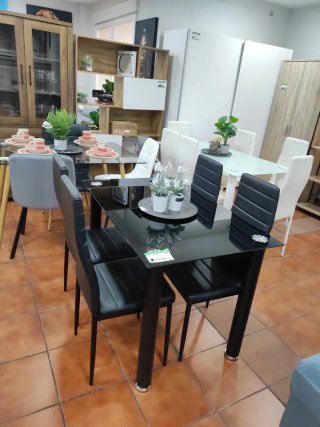 Mesa de comedor negra con 4 sillas