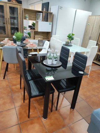 Mesa de comedor negra con 4 sillas