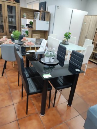Mesa de comedor negra con 4 sillas