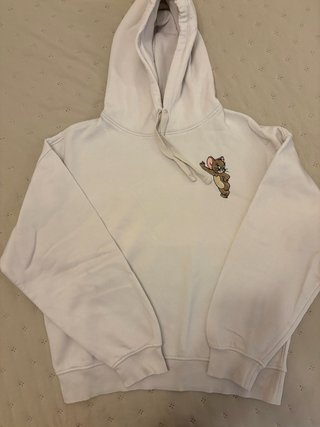 Sudadera con bordados rojos