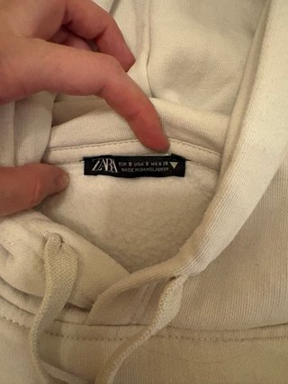 Sudadera con bordados rojos