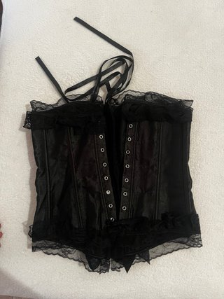 Corsé negro con tirantes y encaje