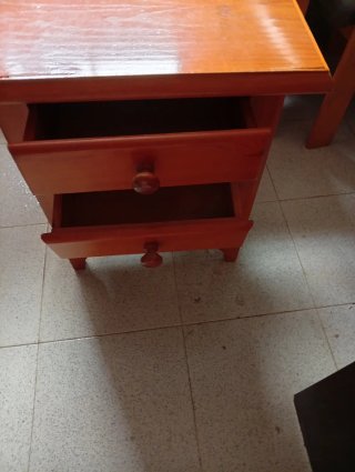 Mesita de noche de madera