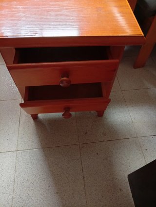 Mesita de noche de madera