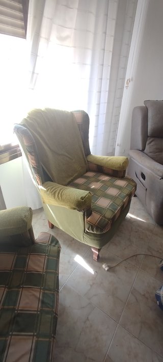 2 sillones y mesa auxiliar