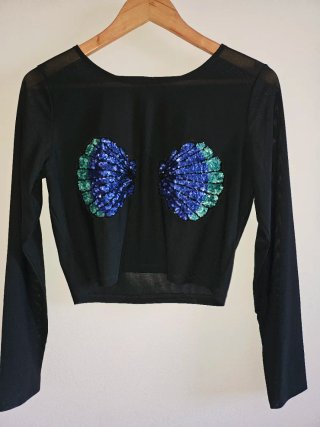 Camiseta negra con lentejuelas