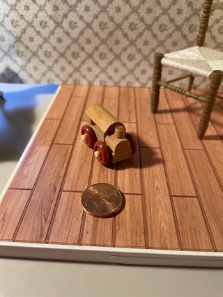 Trenino in legno per casa delle bambole