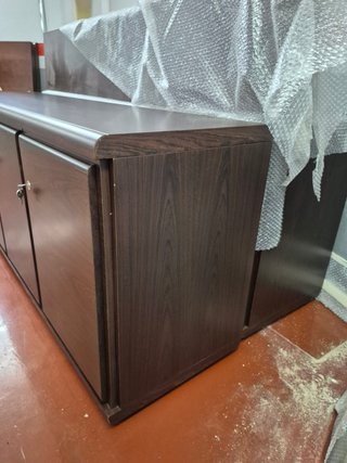 Credenza da ufficio in legno e vetro