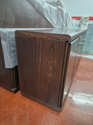 Credenza da ufficio in legno e vetro