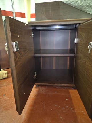 Credenza da ufficio in legno e vetro