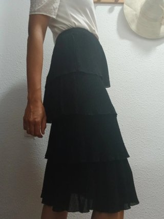 Falda negra plisada de volantes