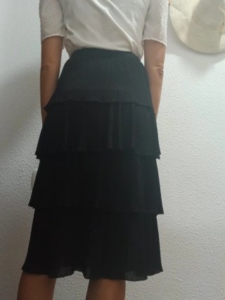 Falda negra plisada de volantes