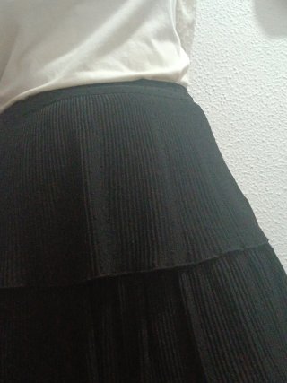 Falda negra plisada de volantes