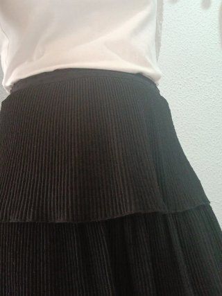 Falda negra plisada de volantes